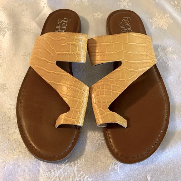 Franco Sarto Yellow Toe Loop Sandals Vegan Leather Sz 7 Gorgeous - Picture 1 of 6